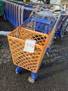 autre Lot de 16 chariots de courses en plastiques , structure bleu et orange  339