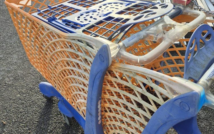 autre Lot de 16 chariots de courses en plastiques , structure bleu et orange  339