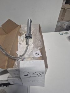 autre Lot de 2 pièces robinet / douchette chromée avec flexible métallique réf : D236A  340