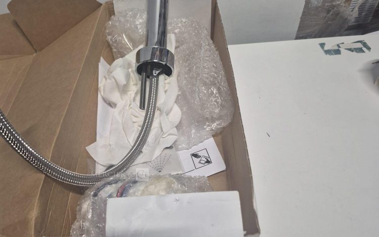 autre Lot de 2 pièces robinet / douchette chromée avec flexible métallique réf : D236A  340