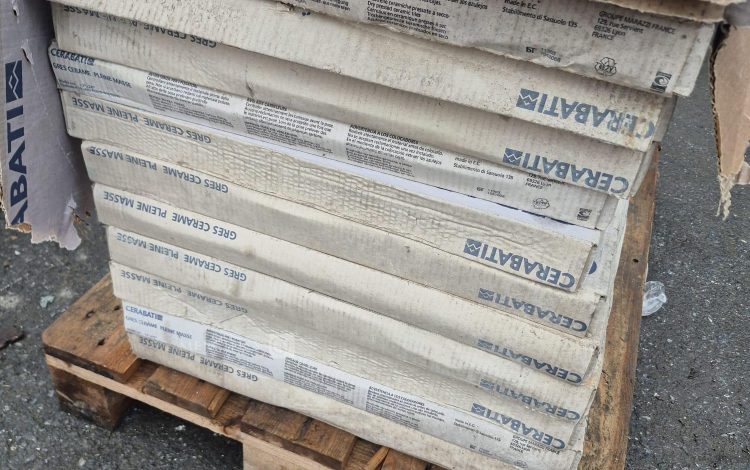 autre Lot d&rsquo;environ 11m de faïence de 30cm x 60cm .Ce lot se compose de carreaux en gr  33