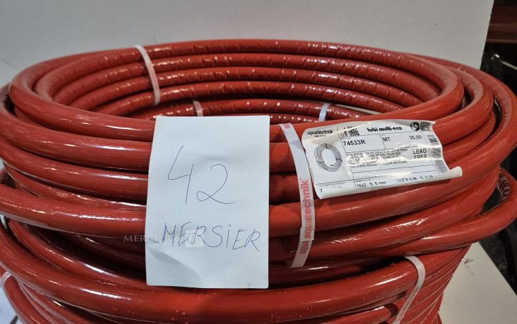 autre Lot d&rsquo;environ 100ml de Tube PER rouge isolé en couronne de 25 mètres, diamètre 1  34