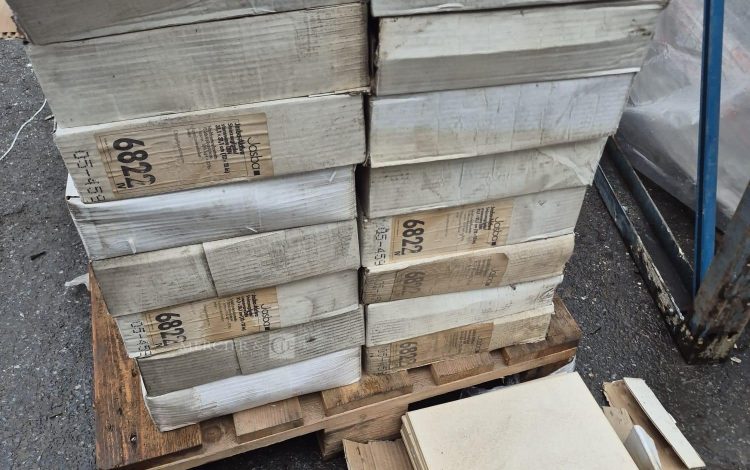 autre Lot d&rsquo;environ 16m2 de faïence de 31 x 31cm . Couleur: beige  37