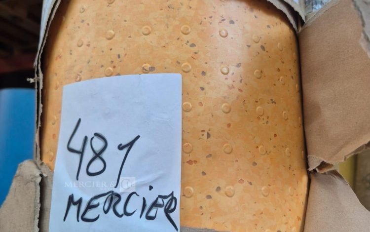 autre Lot denviron 50 m² de revêtement de sol en rouleau, aspect granité / moucheté d  384