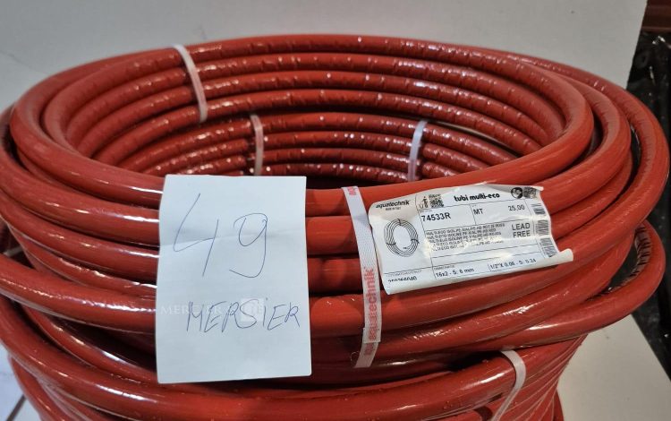 autre Lot d&rsquo;environ 100ml de Tube PER rouge isolé en couronne de 25 mètres, diamètre 1  39