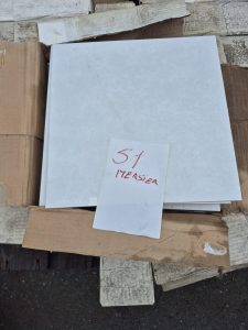 autre Lot denviron 26 m² de carrelage composé de carreaux de  31 × 31 cm.  41