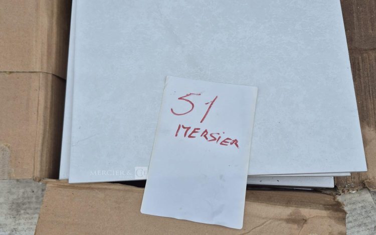 autre Lot denviron 26 m² de carrelage composé de carreaux de  31 × 31 cm.  41