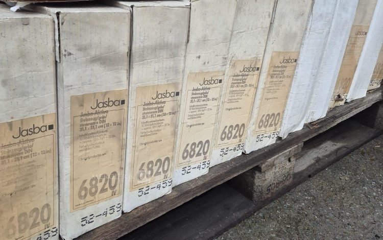 autre Lot denviron 26 m² de carrelage composé de carreaux de  31 × 31 cm.  41