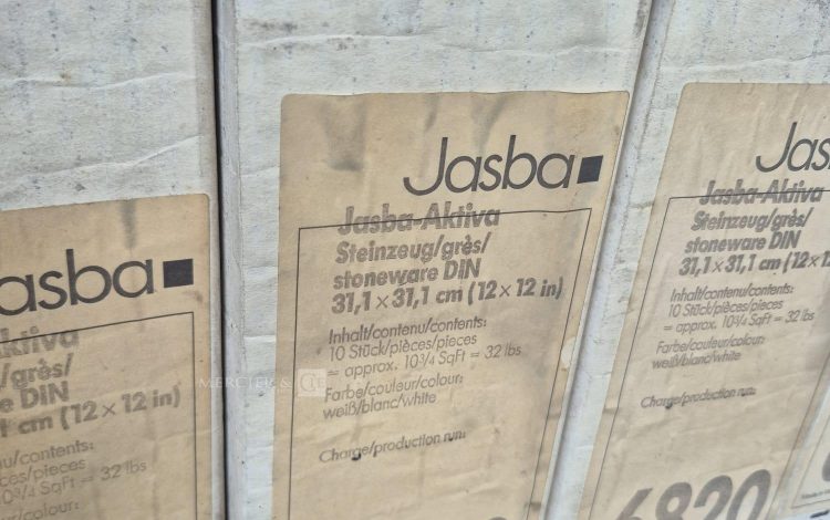 autre Lot denviron 26 m² de carrelage composé de carreaux de  31 × 31 cm.  41