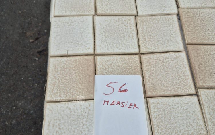 autre Lot d&rsquo;environ 20m2 de carrelage mosaïque , conditionné en plaques de 30 × 30 cm  45