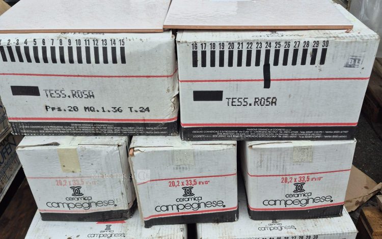 autre Lot d&rsquo;environ 40 m2 de faïence de 20cm x 33cm Tess. Rosa  48