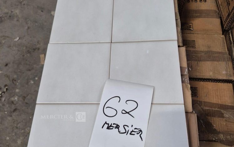 autre Environ 40 m² de carreaux céramiques format 15 × 15 cm, coloris blanc, condition  51