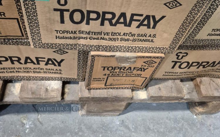 autre Environ 40 m² de carreaux céramiques format 15 × 15 cm, coloris blanc, condition  51