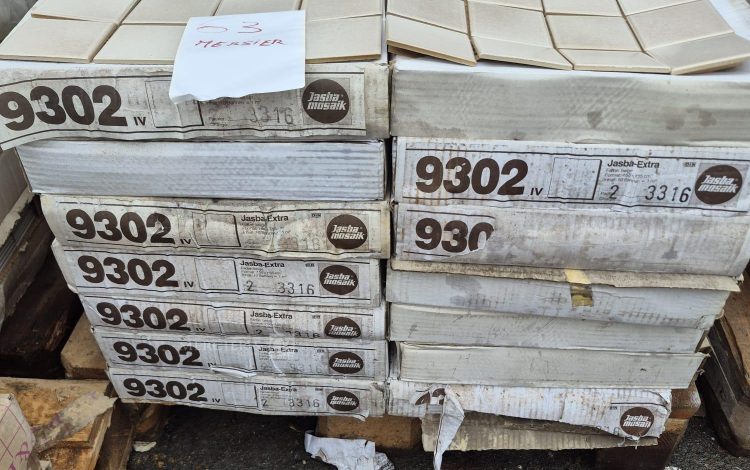 autre Lot d&rsquo;environ 28m de carrelage mosaïque , conditionné en plaques de 30cm x 30cm  52