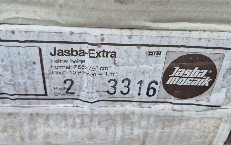 autre Lot d&rsquo;environ 28m de carrelage mosaïque , conditionné en plaques de 30cm x 30cm  54