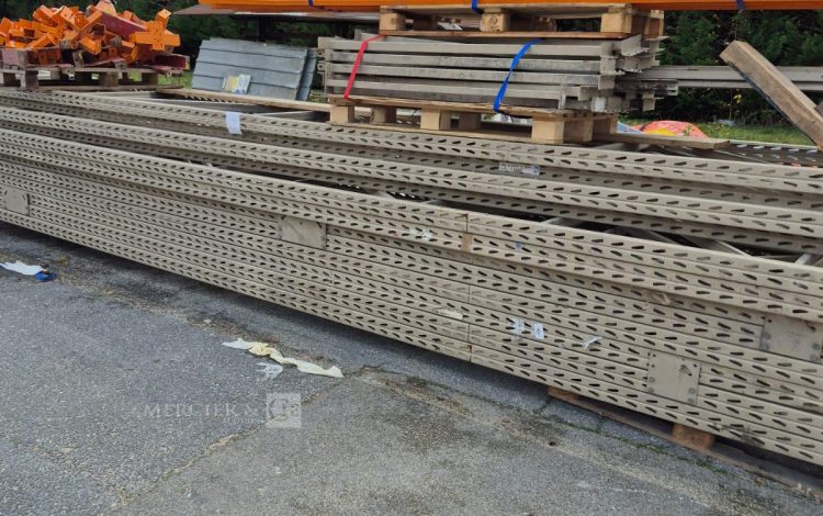 autre Lot d&rsquo;environ 5 ml de racks . Dimensions 5ml x 3,20 L x 7, 80m Hauteur  58