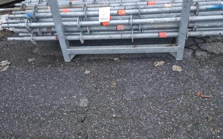 autre Lot de 28 montants d&rsquo;échafaudage  de la marque LAYHER , longueur 2m  6