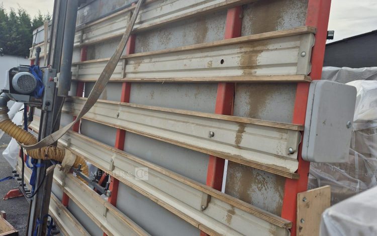 autre Machine à découper de grandes plaques de bois, de plastique ou de métal avec pré  59