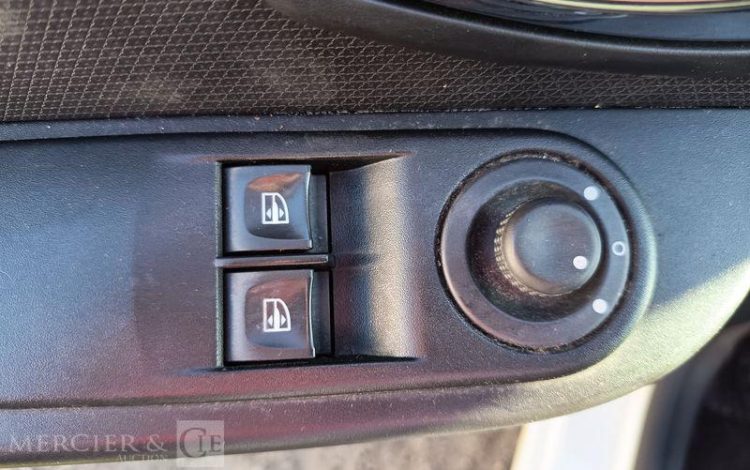 RENAULT CLIO IV 5 Portes 0.9 TCe 12V Energy eco2 S&S 90 cv – EQUIPEE GAZ – ANNEE 2013 BLANC DB-861-MH