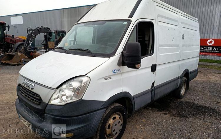 IVECO DAILY 35C15 146 CV – DIESEL – 180958 KMS – ANNEE 2014 BLANC DD-111-DT