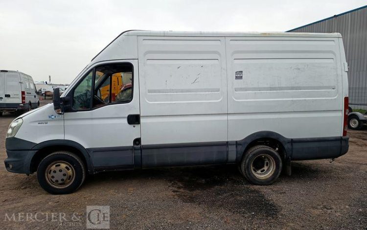 IVECO DAILY 35C15 146 CV – DIESEL – 180958 KMS – ANNEE 2014 BLANC DD-111-DT