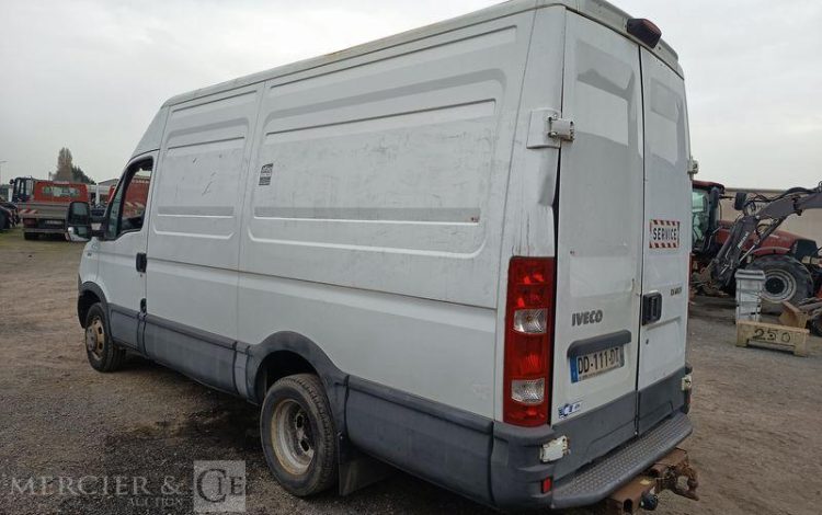 IVECO DAILY 35C15 146 CV – DIESEL – 180958 KMS – ANNEE 2014 BLANC DD-111-DT