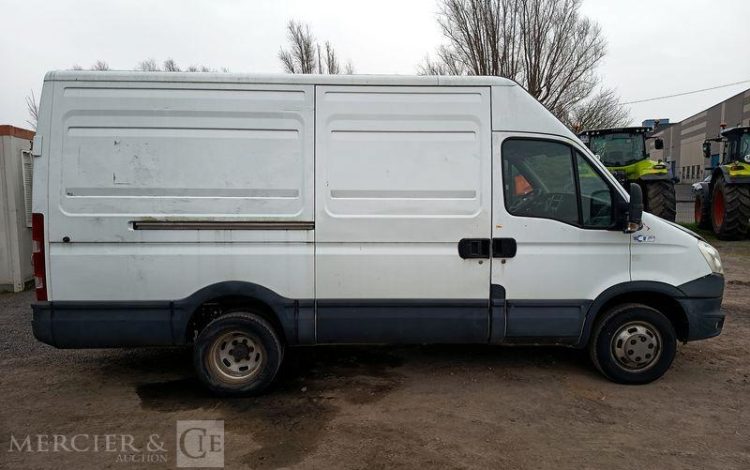 IVECO DAILY 35C15 146 CV – DIESEL – 180958 KMS – ANNEE 2014 BLANC DD-111-DT