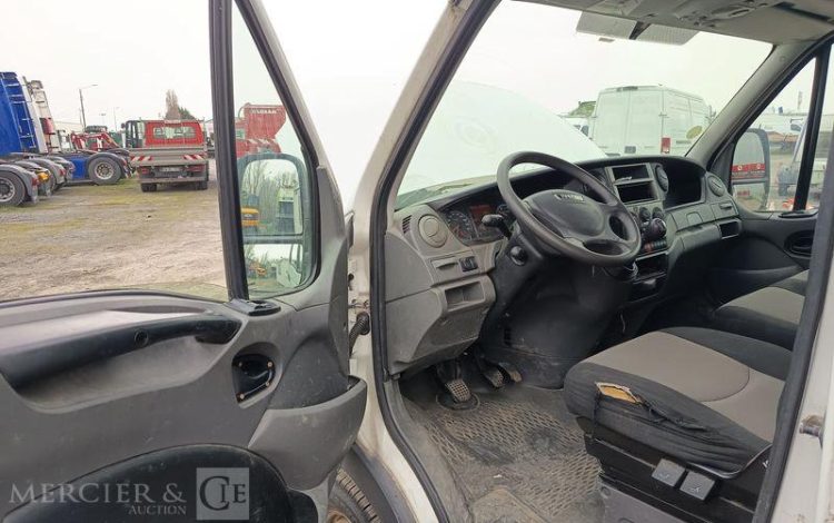 IVECO DAILY 35C15 146 CV – DIESEL – 180958 KMS – ANNEE 2014 BLANC DD-111-DT