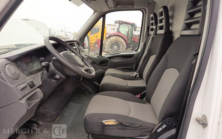IVECO DAILY 35C15 146 CV – DIESEL – 180958 KMS – ANNEE 2014 BLANC DD-111-DT