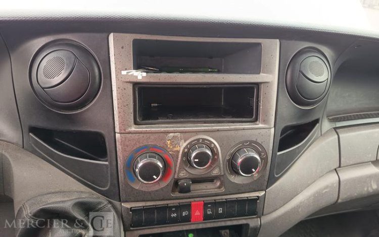 IVECO DAILY 35C15 146 CV – DIESEL – 180958 KMS – ANNEE 2014 BLANC DD-111-DT