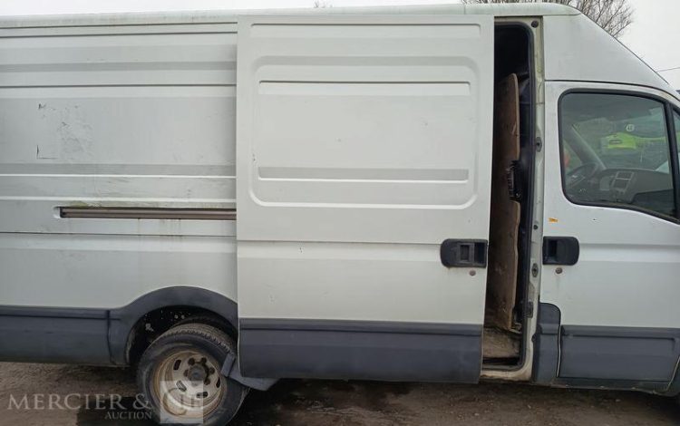 IVECO DAILY 35C15 146 CV – DIESEL – 180958 KMS – ANNEE 2014 BLANC DD-111-DT