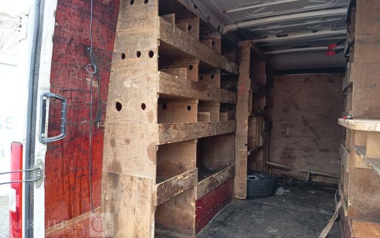 IVECO DAILY 35C15 146 CV – DIESEL – 180958 KMS – ANNEE 2014 BLANC DD-111-DT