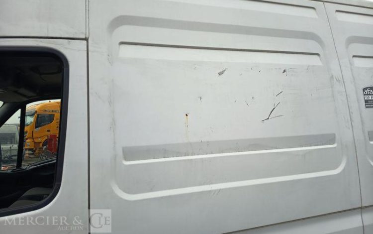 IVECO DAILY 35C15 146 CV – DIESEL – 180958 KMS – ANNEE 2014 BLANC DD-111-DT