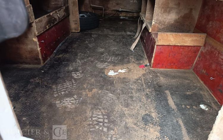 IVECO DAILY 35C15 146 CV – DIESEL – 180958 KMS – ANNEE 2014 BLANC DD-111-DT