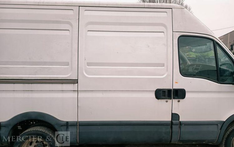 IVECO DAILY 35C15 146 CV – DIESEL – 180958 KMS – ANNEE 2014 BLANC DD-111-DT