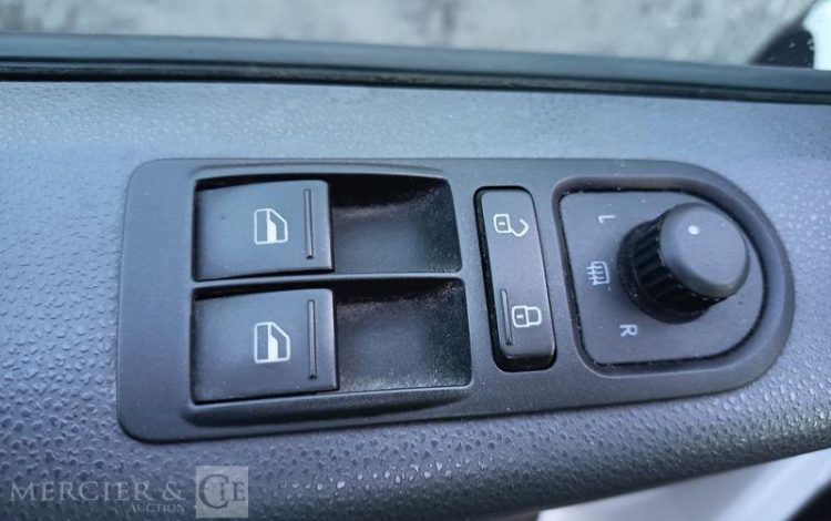 VOLKSWAGEN TRANSPORTER T5 PHASE 2 (7E) Fourgon 2.0 TDI- POUR PIECES SANS CG – PAS DE REGUL BLANC DD-957-ZT