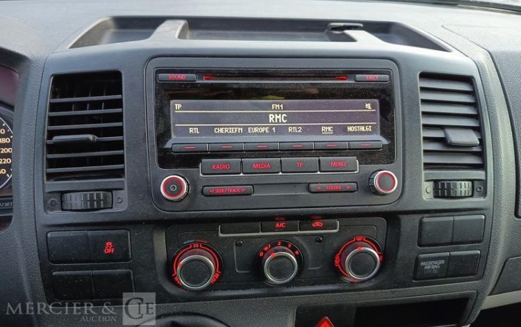 VOLKSWAGEN TRANSPORTER T5 PHASE 2 (7E) Fourgon 2.0 TDI- POUR PIECES SANS CG – PAS DE REGUL BLANC DD-957-ZT