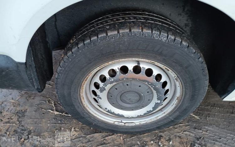 VOLKSWAGEN TRANSPORTER T5 PHASE 2 (7E) Fourgon 2.0 TDI- POUR PIECES SANS CG – PAS DE REGUL BLANC DD-957-ZT