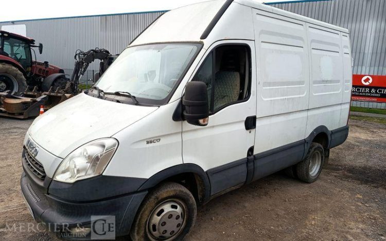 IVECO DAILY 35C17 170 CV – DIESEL – 193216 KMS – ANNEE 2014 BLANC DF-524-WJ
