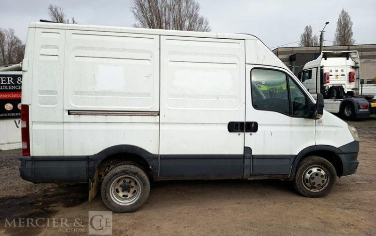IVECO DAILY 35C17 170 CV – DIESEL – 193216 KMS – ANNEE 2014 BLANC DF-524-WJ
