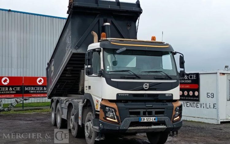VOLVO PORTEUR FMX 410 8X4 BENNE TP CALORIFUGEE – DIESEL – 368131 KMS – ANNEE 2016 BLANC EB-123-LM