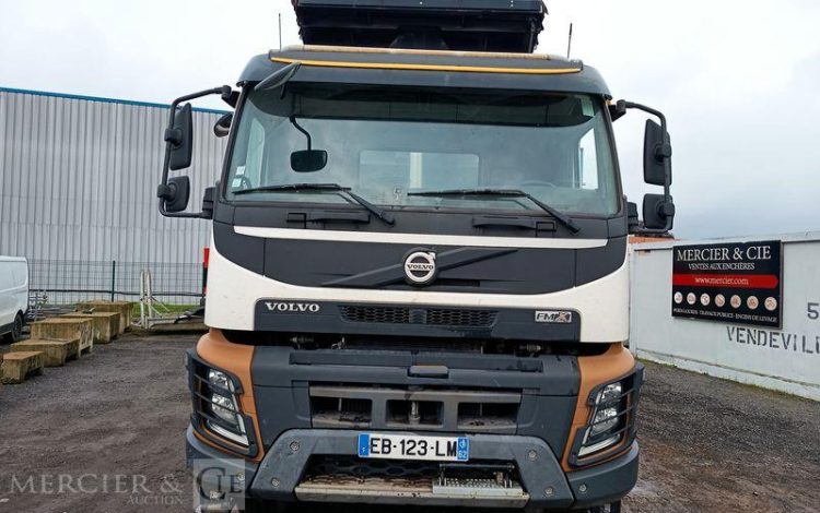 VOLVO PORTEUR FMX 410 8X4 BENNE TP CALORIFUGEE – DIESEL – 368131 KMS – ANNEE 2016 BLANC EB-123-LM