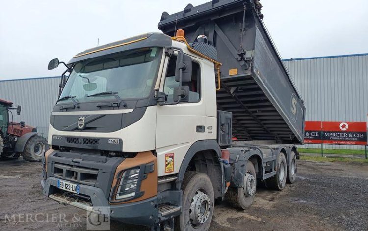VOLVO PORTEUR FMX 410 8X4 BENNE TP CALORIFUGEE – DIESEL – 368131 KMS – ANNEE 2016 BLANC EB-123-LM