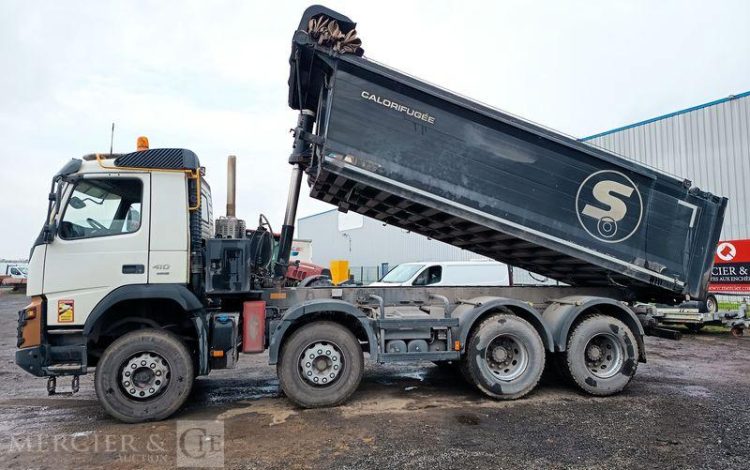 VOLVO PORTEUR FMX 410 8X4 BENNE TP CALORIFUGEE – DIESEL – 368131 KMS – ANNEE 2016 BLANC EB-123-LM