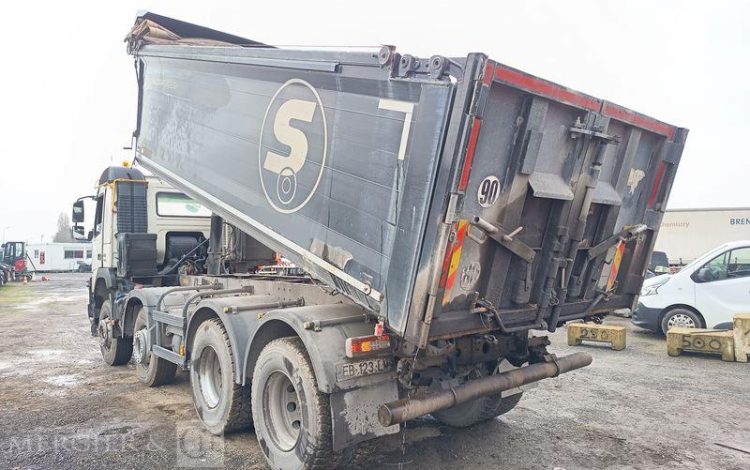 VOLVO PORTEUR FMX 410 8X4 BENNE TP CALORIFUGEE – DIESEL – 368131 KMS – ANNEE 2016 BLANC EB-123-LM