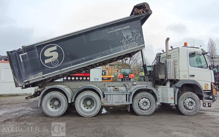 VOLVO PORTEUR FMX 410 8X4 BENNE TP CALORIFUGEE – DIESEL – 368131 KMS – ANNEE 2016 BLANC EB-123-LM