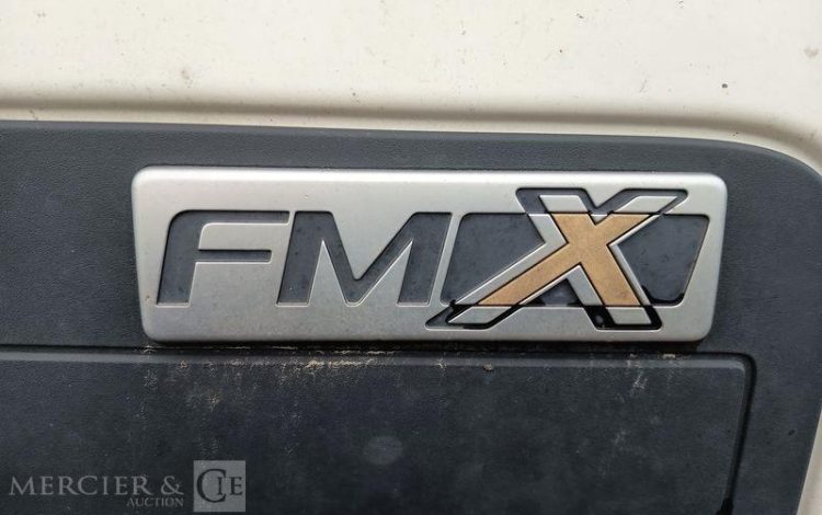 VOLVO PORTEUR FMX 410 8X4 BENNE TP CALORIFUGEE – DIESEL – 368131 KMS – ANNEE 2016 BLANC EB-123-LM