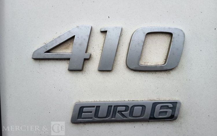 VOLVO PORTEUR FMX 410 8X4 BENNE TP CALORIFUGEE – DIESEL – 368131 KMS – ANNEE 2016 BLANC EB-123-LM