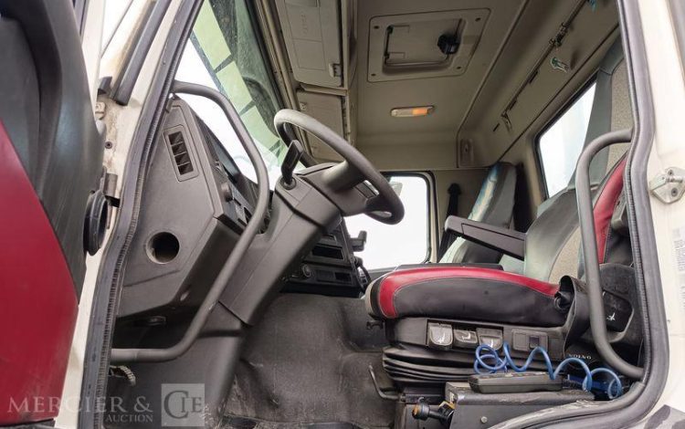 VOLVO PORTEUR FMX 410 8X4 BENNE TP CALORIFUGEE – DIESEL – 368131 KMS – ANNEE 2016 BLANC EB-123-LM