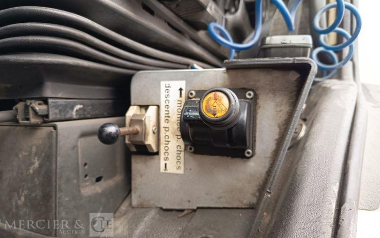 VOLVO PORTEUR FMX 410 8X4 BENNE TP CALORIFUGEE – DIESEL – 368131 KMS – ANNEE 2016 BLANC EB-123-LM